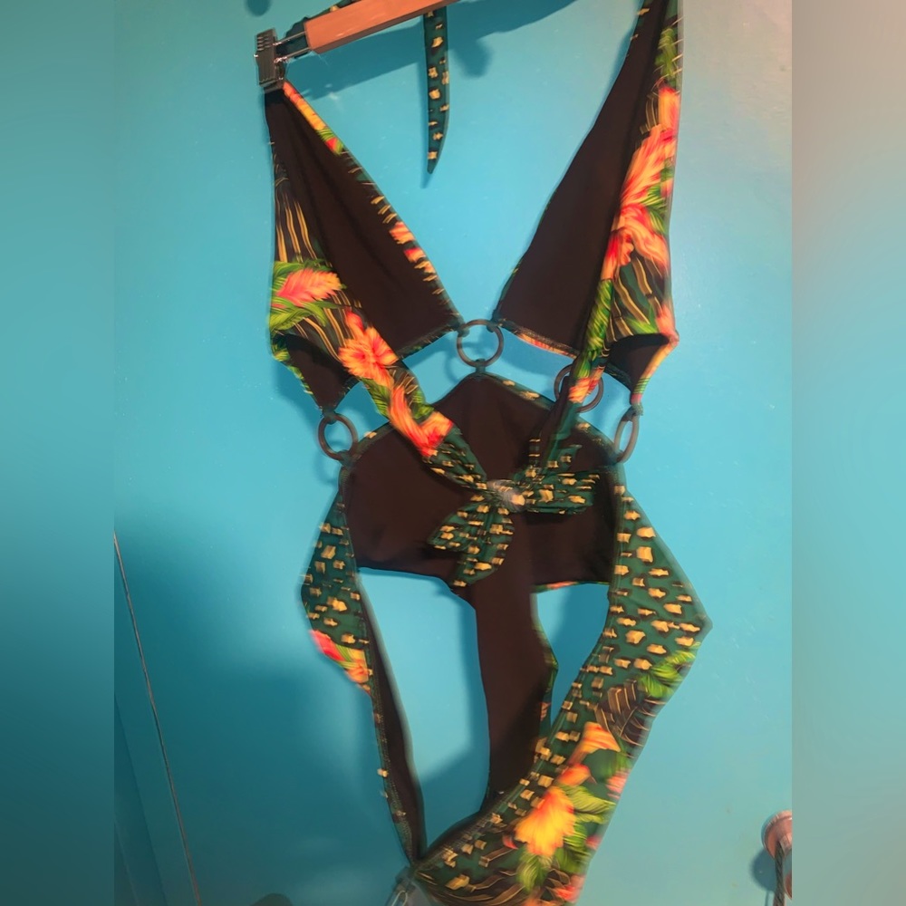 BRAND NEW ONE PIECE FLORAL SWIMSUIT WITH WOODEN RINGS - Picture 11 of 13